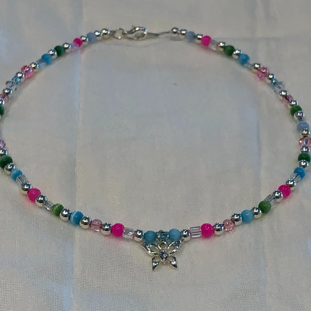 NEW. Adorable Beaded Choker Necklace w a Fluttering Butterfly Charm